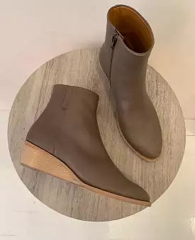 Warehouse Sale - Java Boot Taupe Leather